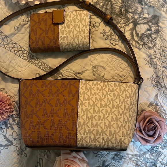 Michael Kors Jet Set Small Two Tone Logo Crossbody & Wallet Set - Picture 3 of 13